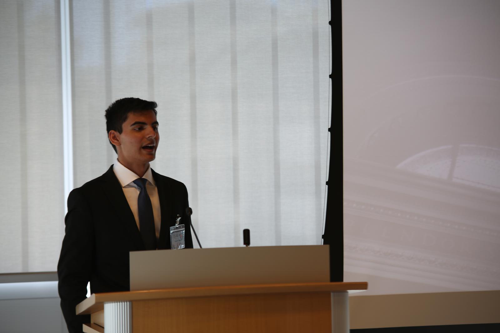 Presenting Finlo at the podium